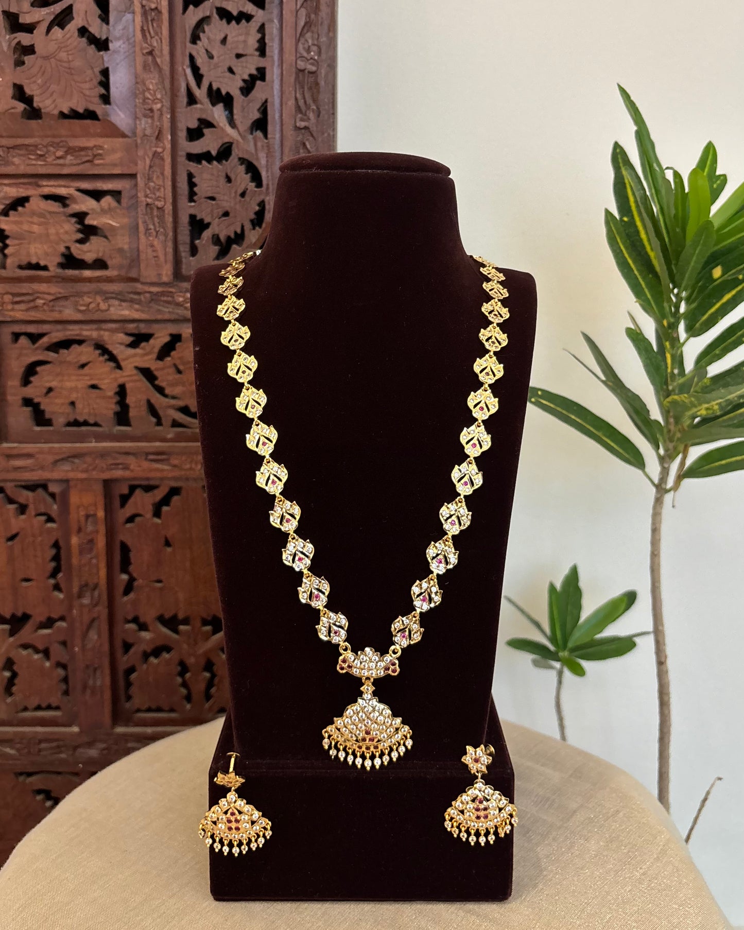 Floral Motif Impon Pendant Attigai Necklace With Earrings – Ruby & White | NC642