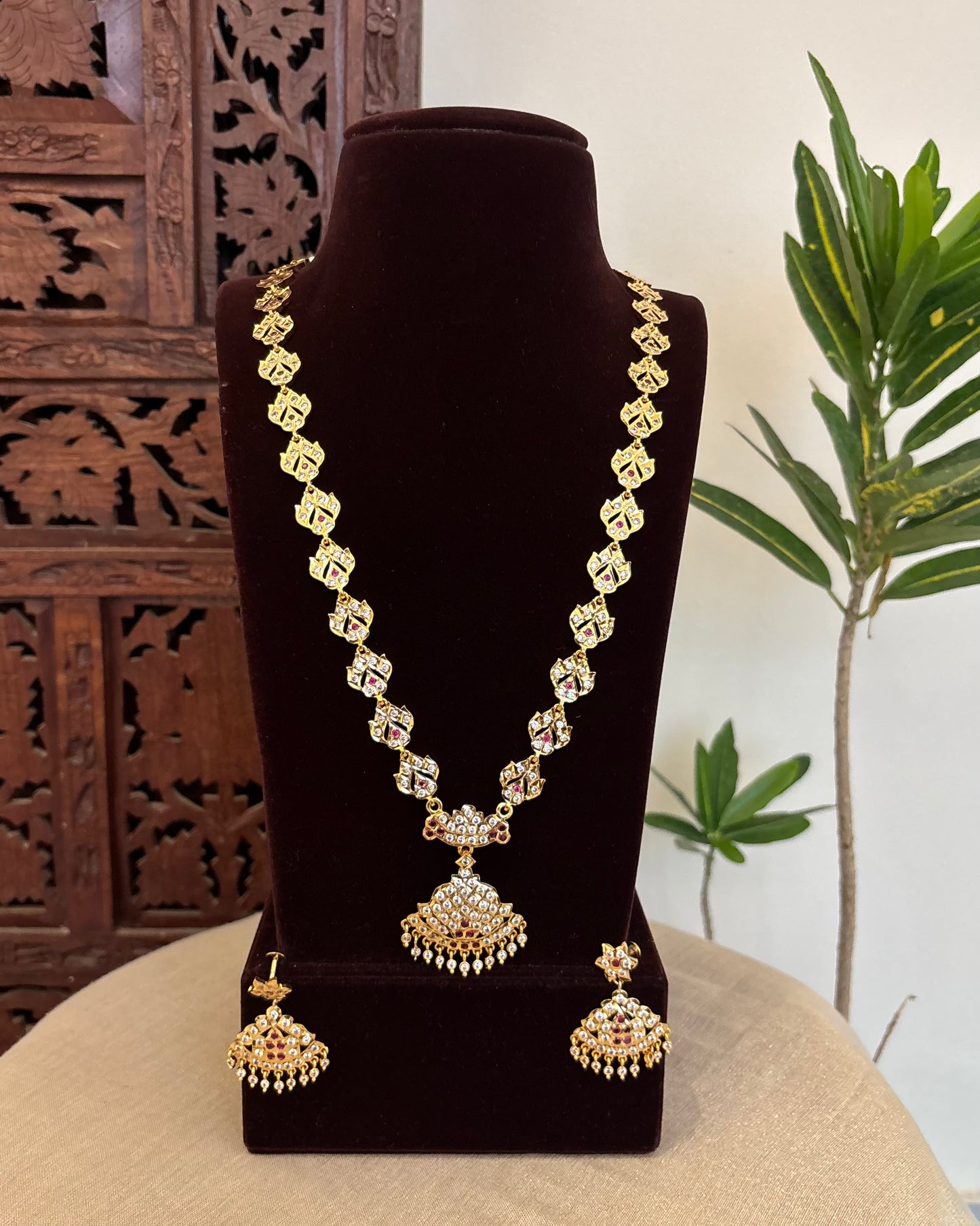 Floral Motif Impon Pendant Attigai Necklace With Earrings – Ruby & White | NC642