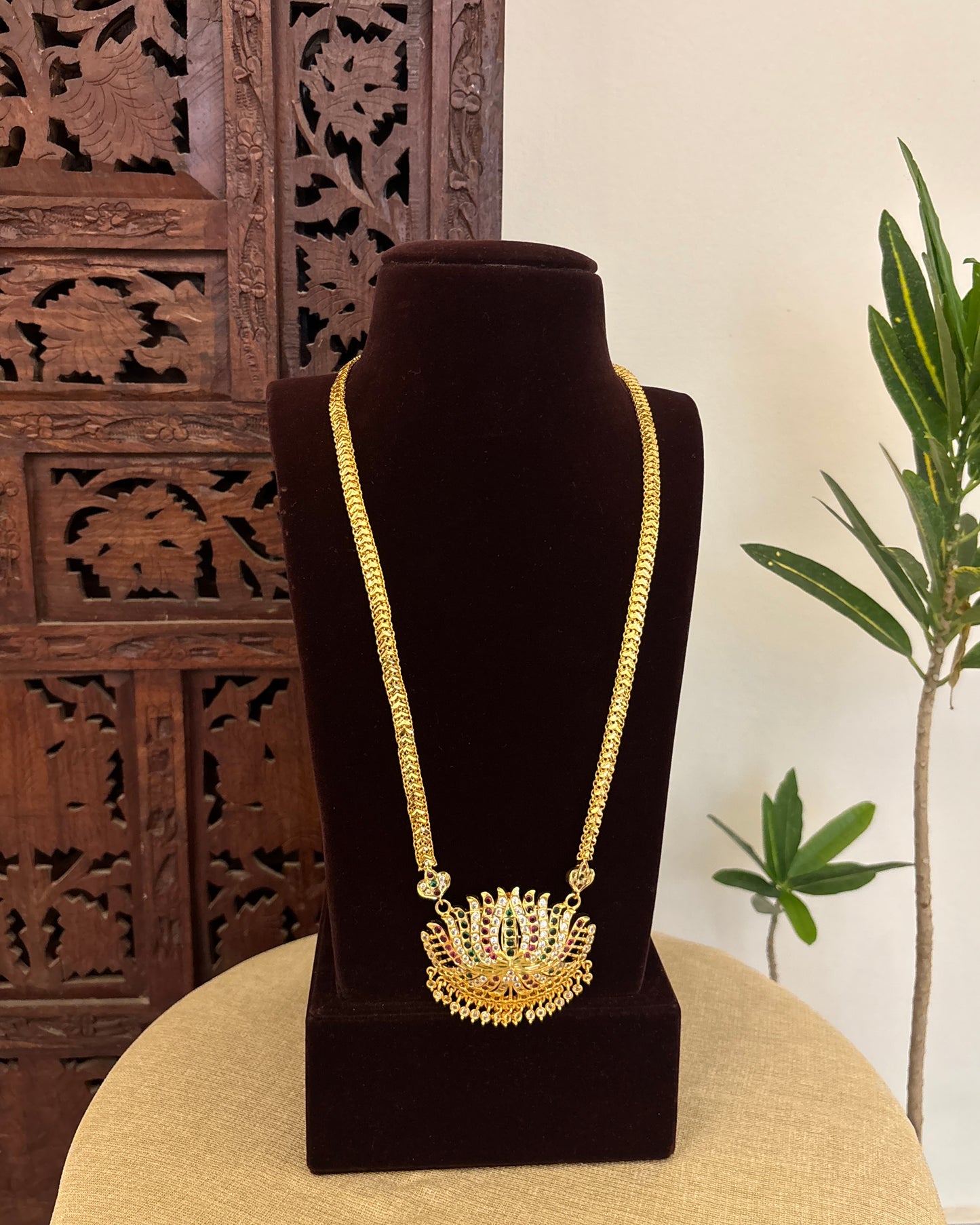 Floral Motif Impon Lotus Pendant Attigai Necklace – Multi Colour | NC650