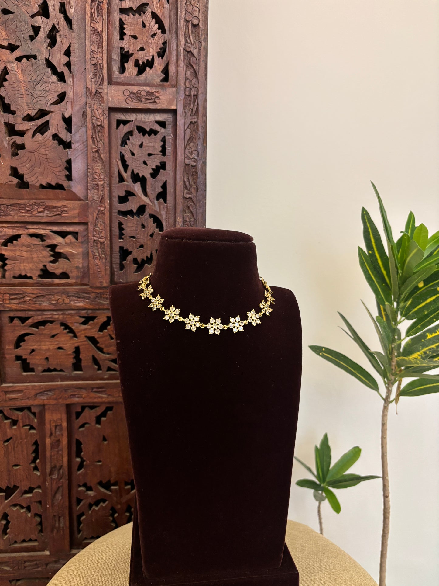 Floral Impon Choker Necklace – White | NC651