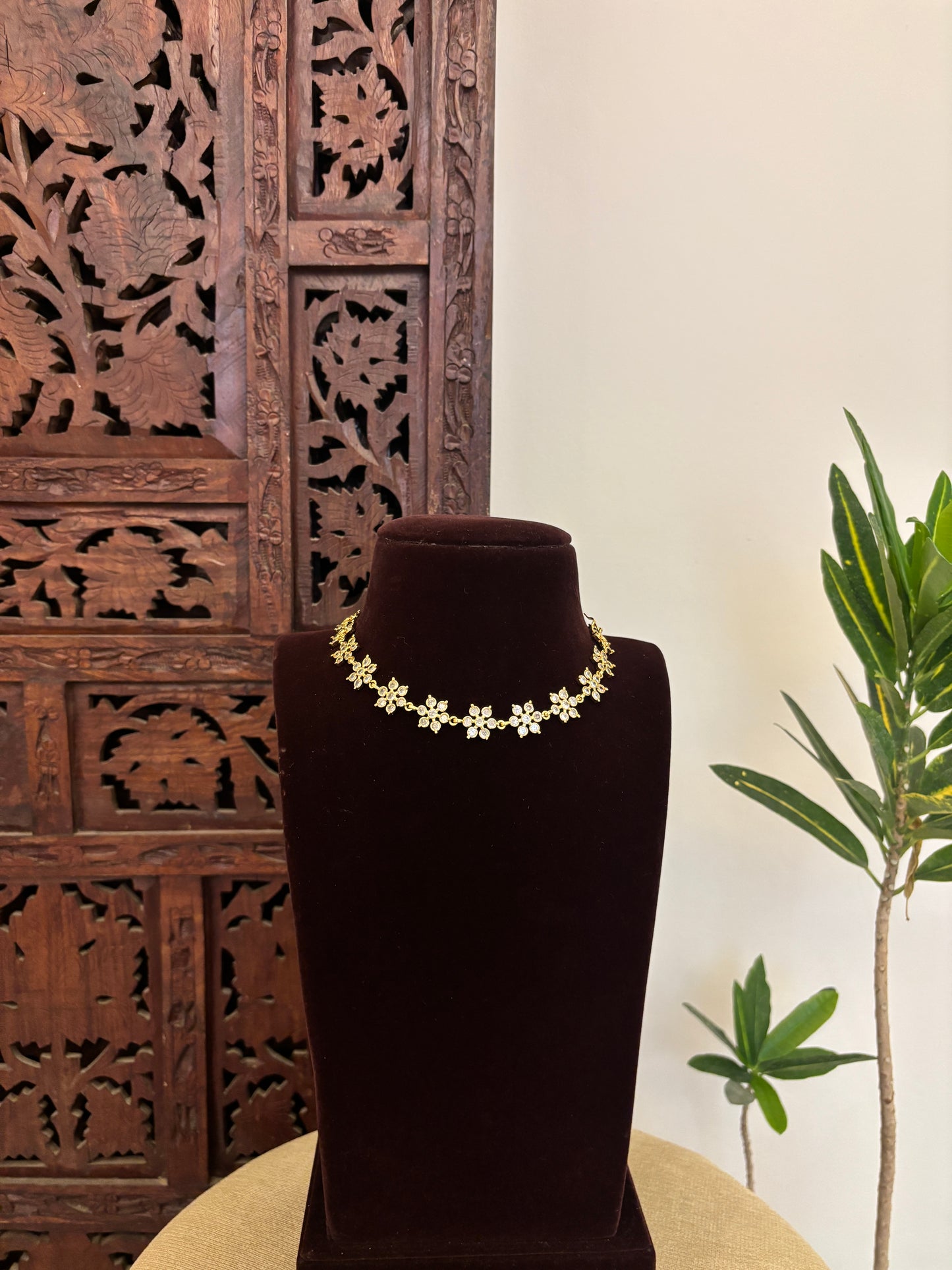 Floral Impon Choker Necklace – White | NC651