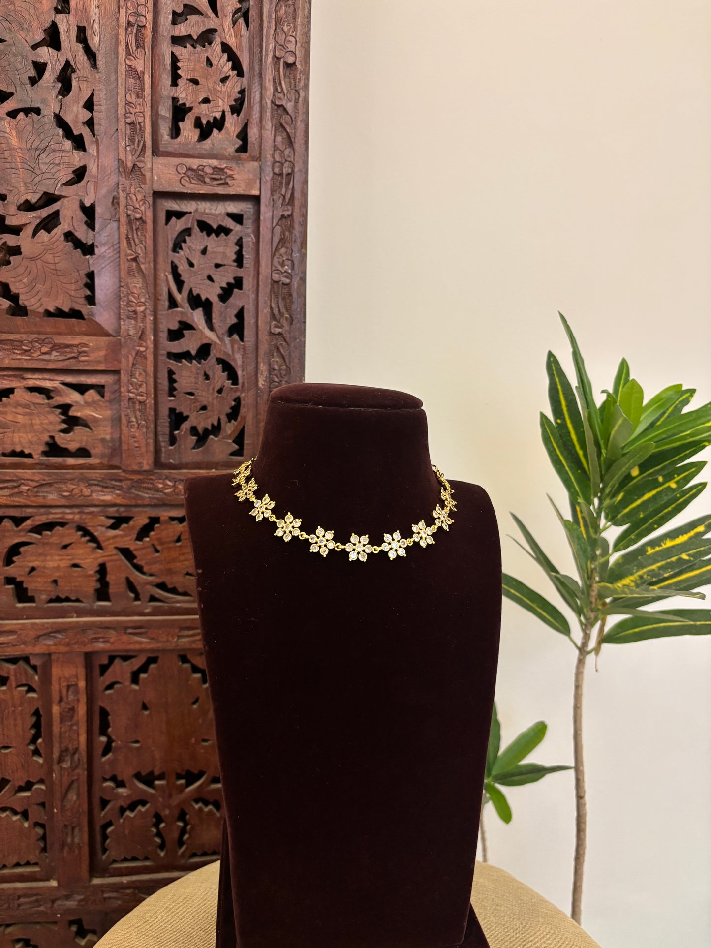Floral Impon Choker Necklace – White | NC651