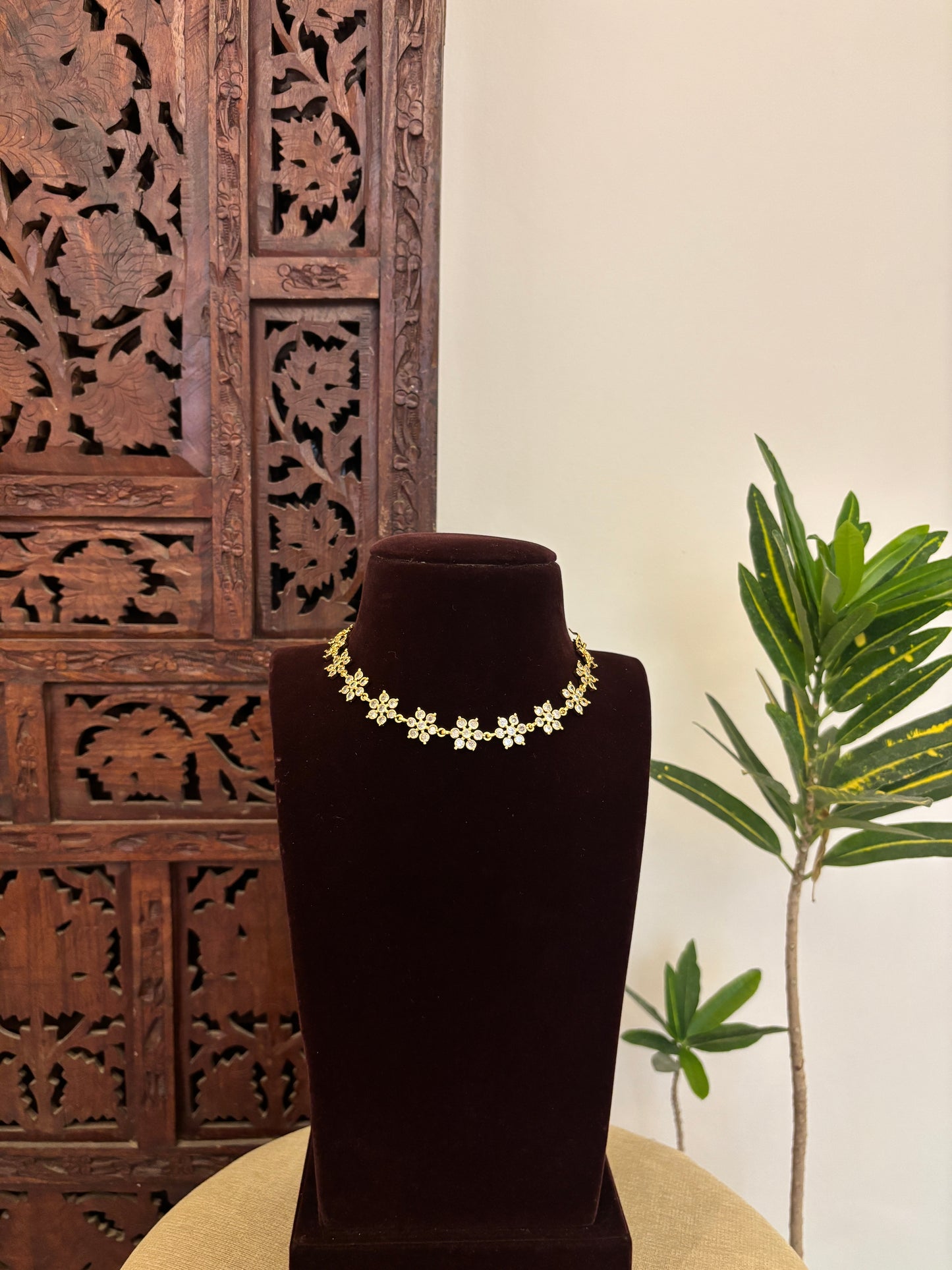 Floral Impon Choker Necklace – White | NC651