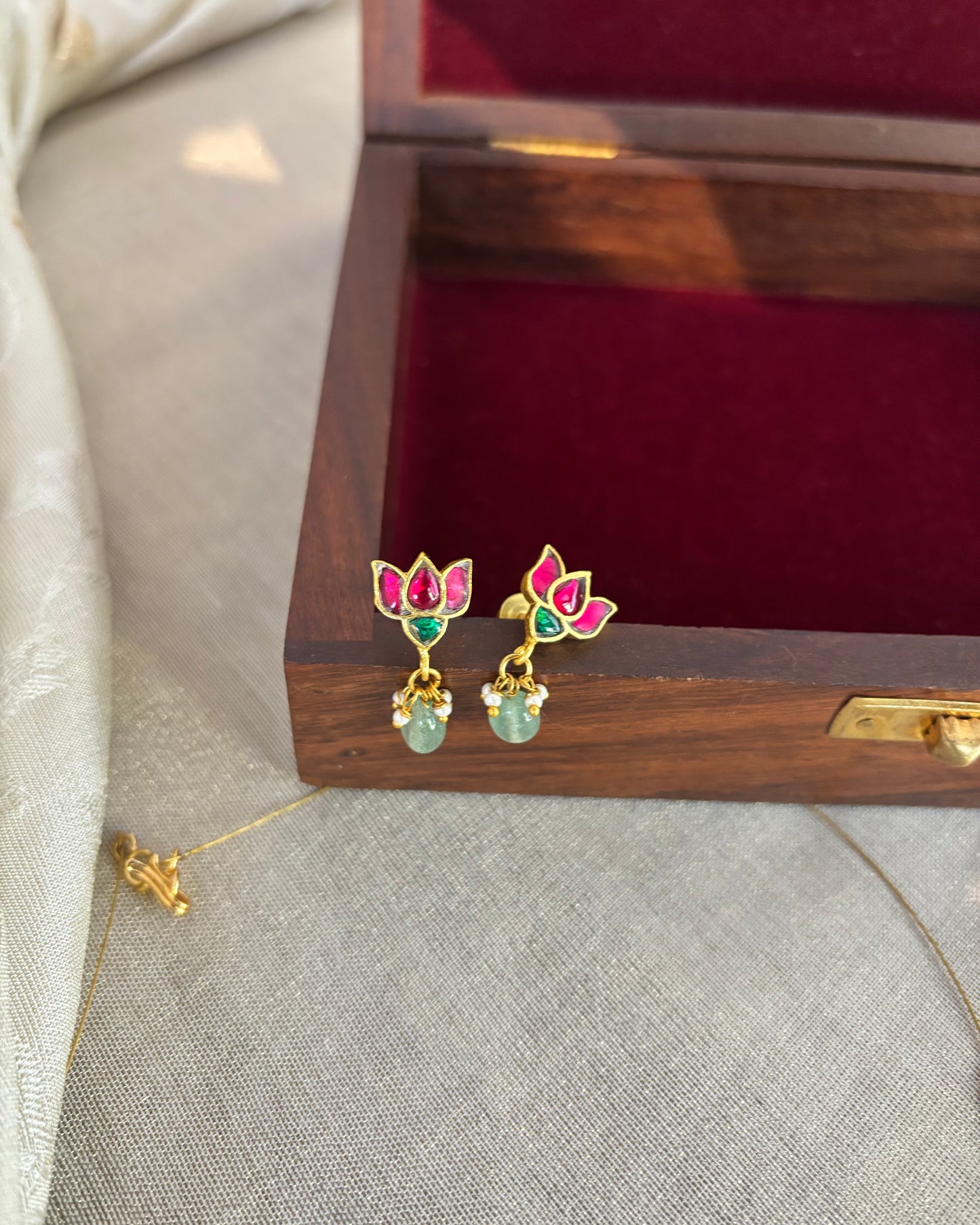Jadau Kundan Invisible Chain Necklace with Earrings | Ruby & Green | NC569