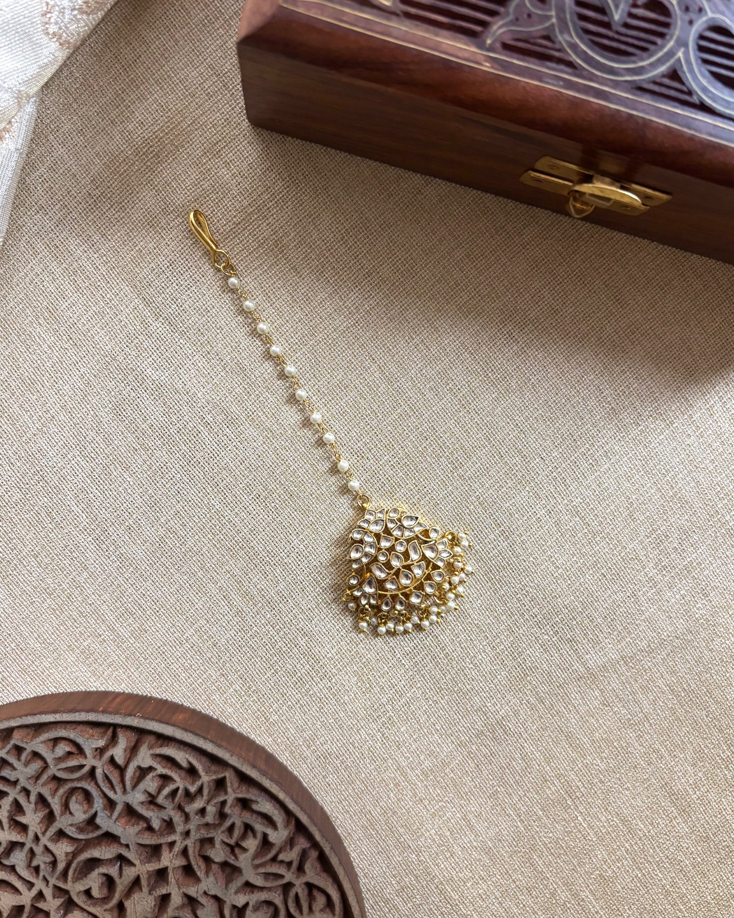 White Floral Jadau Kundan Maang Tikka | MT129