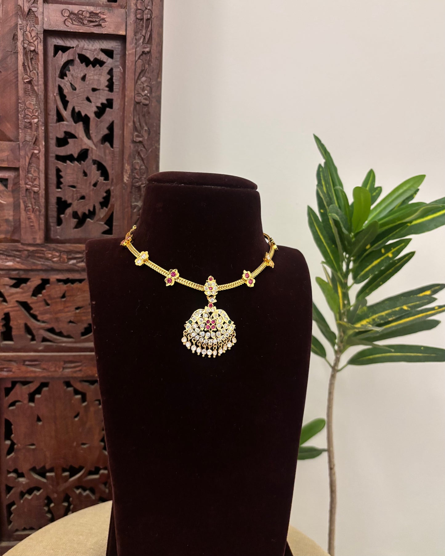 Floral Motif Impon Pendant Attigai Necklace – White | NC664
