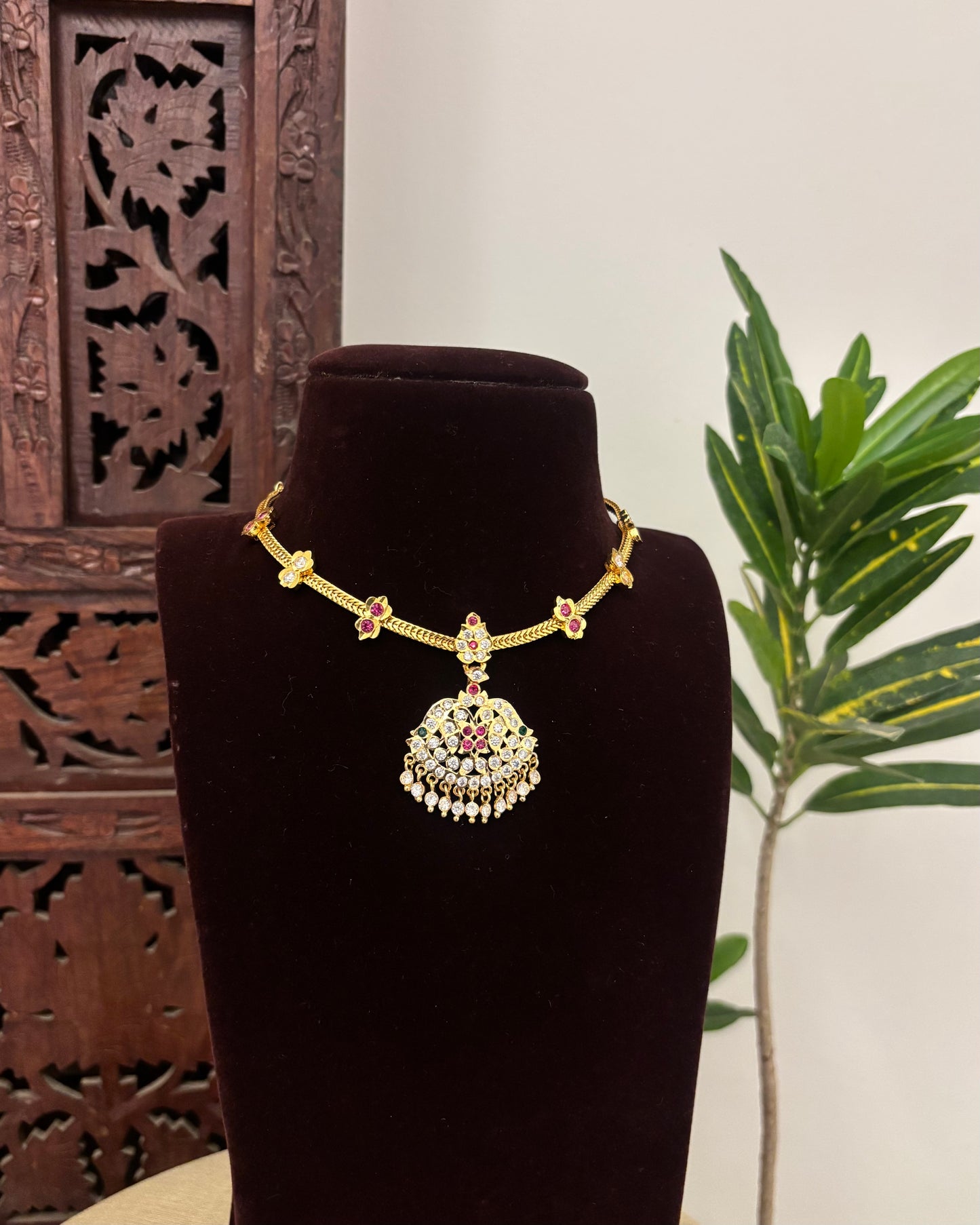 Floral Motif Impon Pendant Attigai Necklace – White | NC664