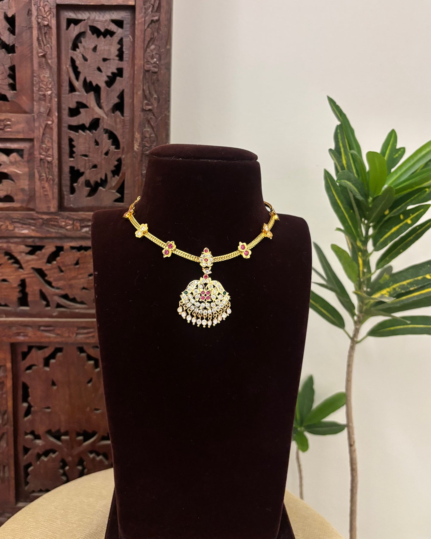 Floral Motif Impon Pendant Attigai Necklace – White | NC664