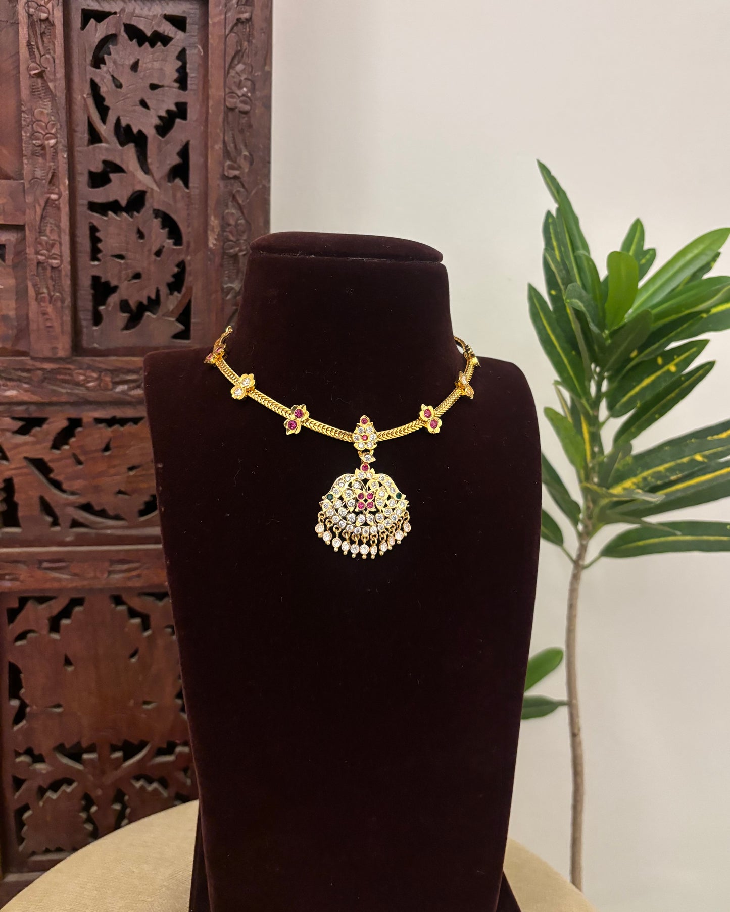 Floral Motif Impon Pendant Attigai Necklace – White | NC664