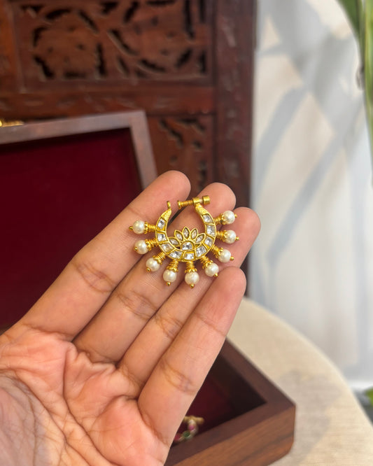 White Statement Floral Nosepin | NP079